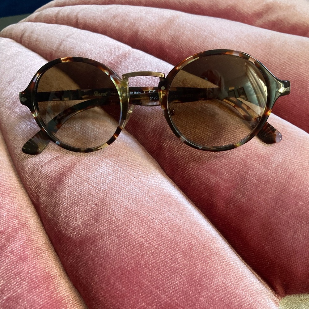 PERSOL multicolor tortoise shell round sunglasses. Made in Italy